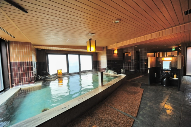 天然温泉 岩木桜の湯 ドーミーイン弘前 — 弘前市本町 · 最上階天然温泉から岩木山を望む
