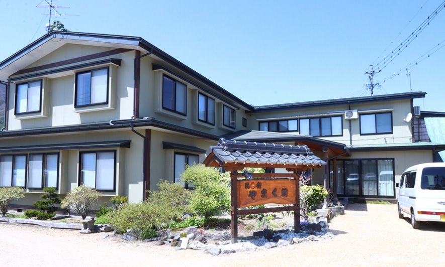 民宿やまく館 — 大町市・木崎湖温泉 · カフェ＆グランピング併設の湖畔小宿