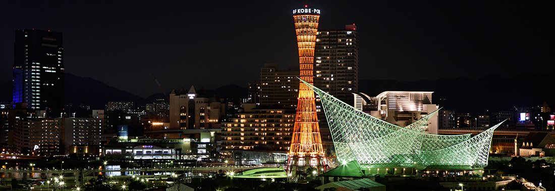 神戸みなと温泉 蓮 — 神戸・新港 · 客室から望む神戸ポートタワーと港の夜景