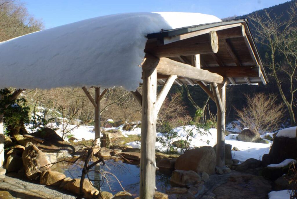 【一軒の宿】奥出雲・斐乃上温泉 — 日本三大美肌の湯に建つ少室数の宿で過ごす、たたら製鉄の里と冬の星空の1泊2日
