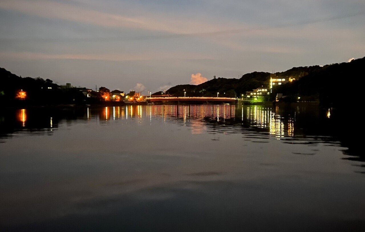 ホテル屋久島山荘 — 安房川の夕景、対岸の街明かりが水面に映る