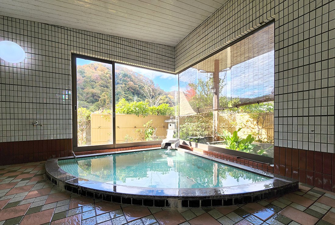 旅館本田屋 — 茨城県大子町矢田 · 色づく山肌に面した内湯と露天の坪庭