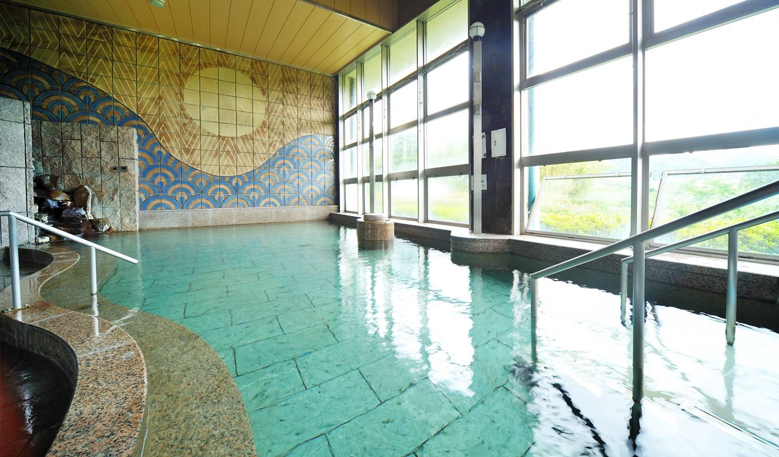 大子温泉 やみぞ — 茨城県大子町矢田 · 青海波の陶壁を背にした大浴場と久慈川を望む窓