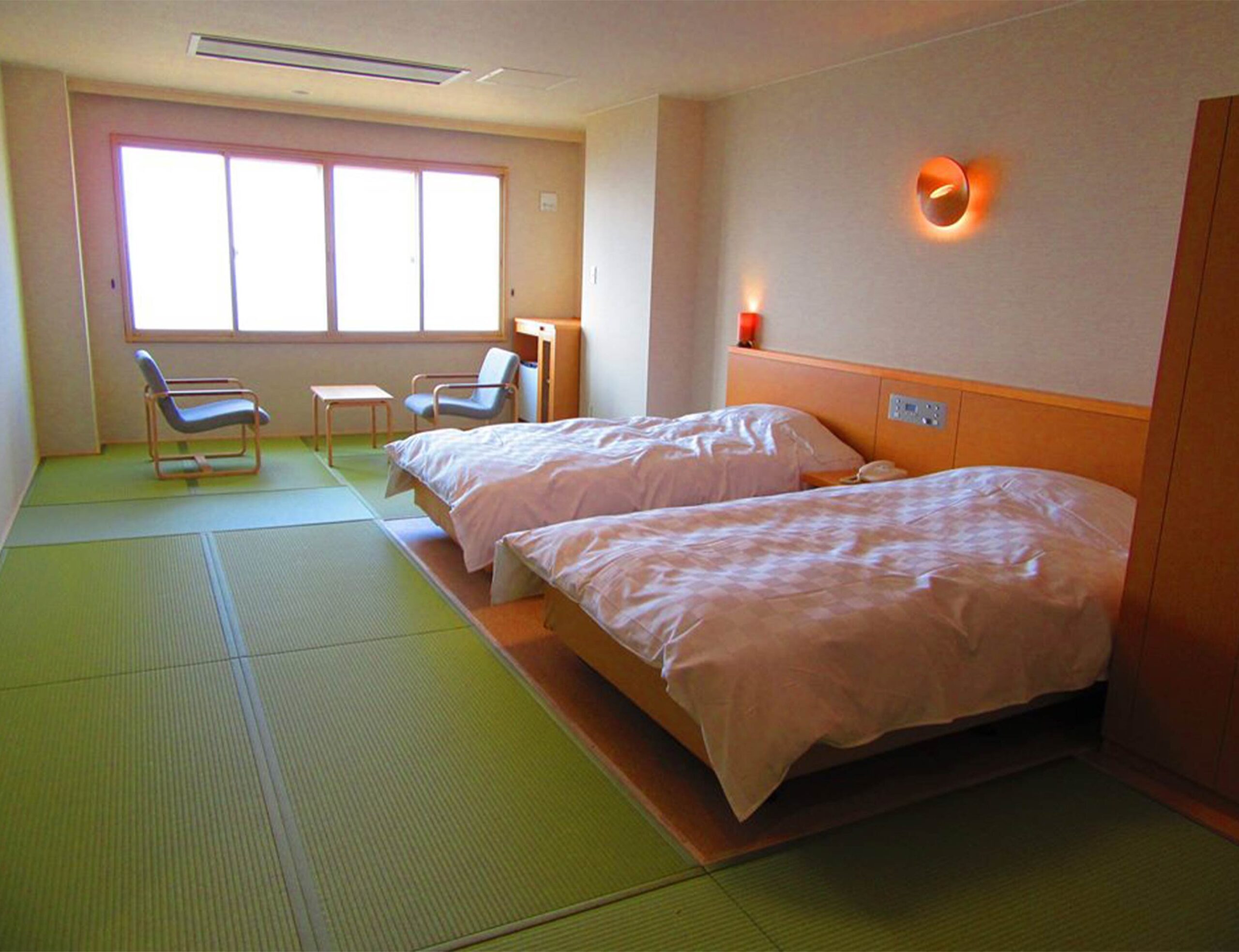 黄金崎不老ふ死温泉 モダン和室 — 2019年改装、畳にベッド2台を配した10畳のオーシャンビュー客室