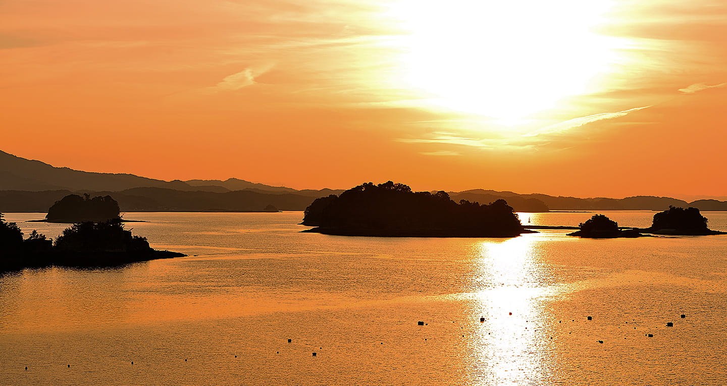 海のやすらぎ ホテル竜宮 — 熊本県上天草市松島町 · 日本の夕陽百選に選ばれた天草松島の島影に沈む夕日