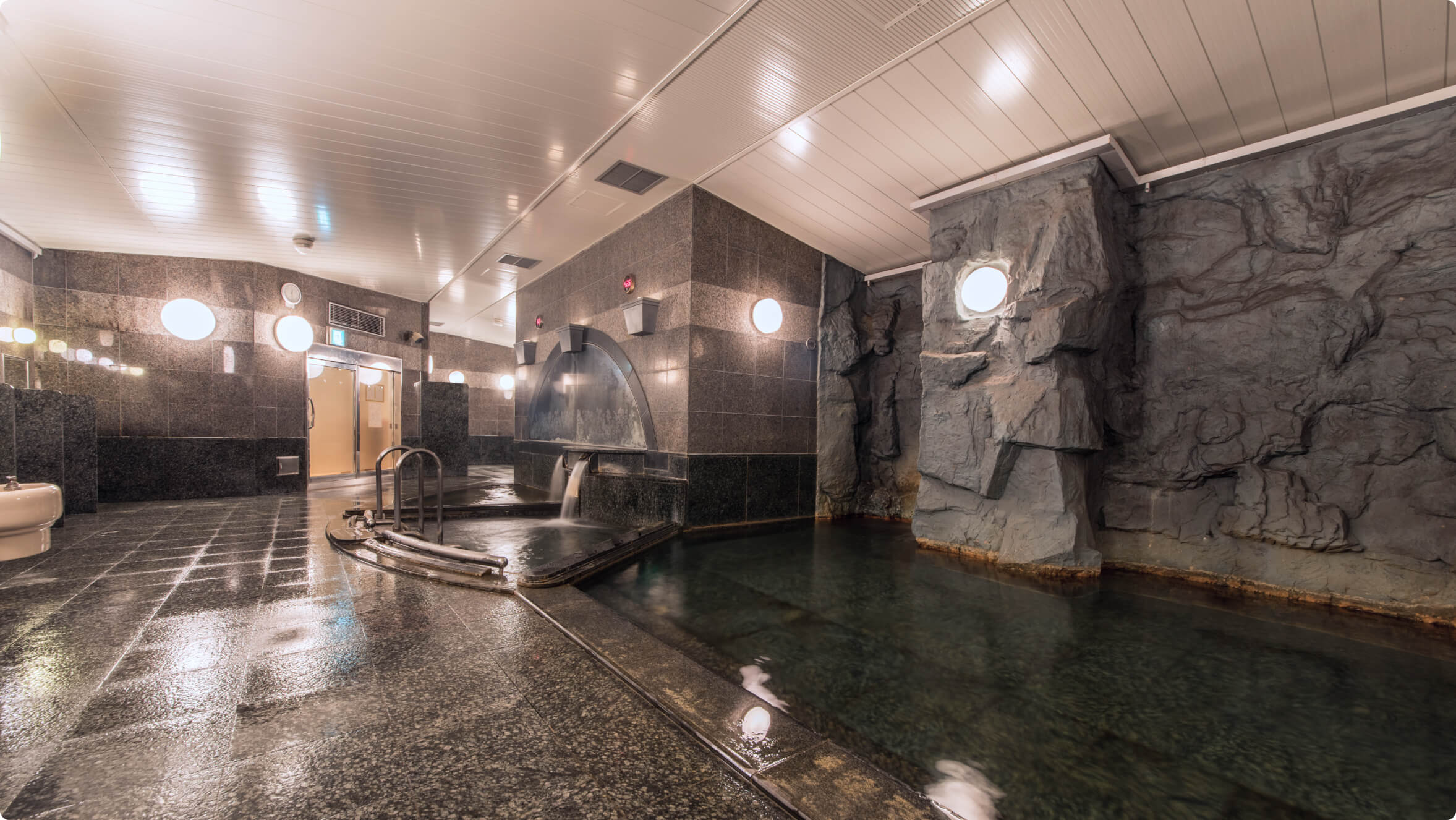 プレミアホテル-CABIN-旭川 — 旭川市1条通7丁目 · 地下1階の天然温泉大浴場、岩組みを配した内湯