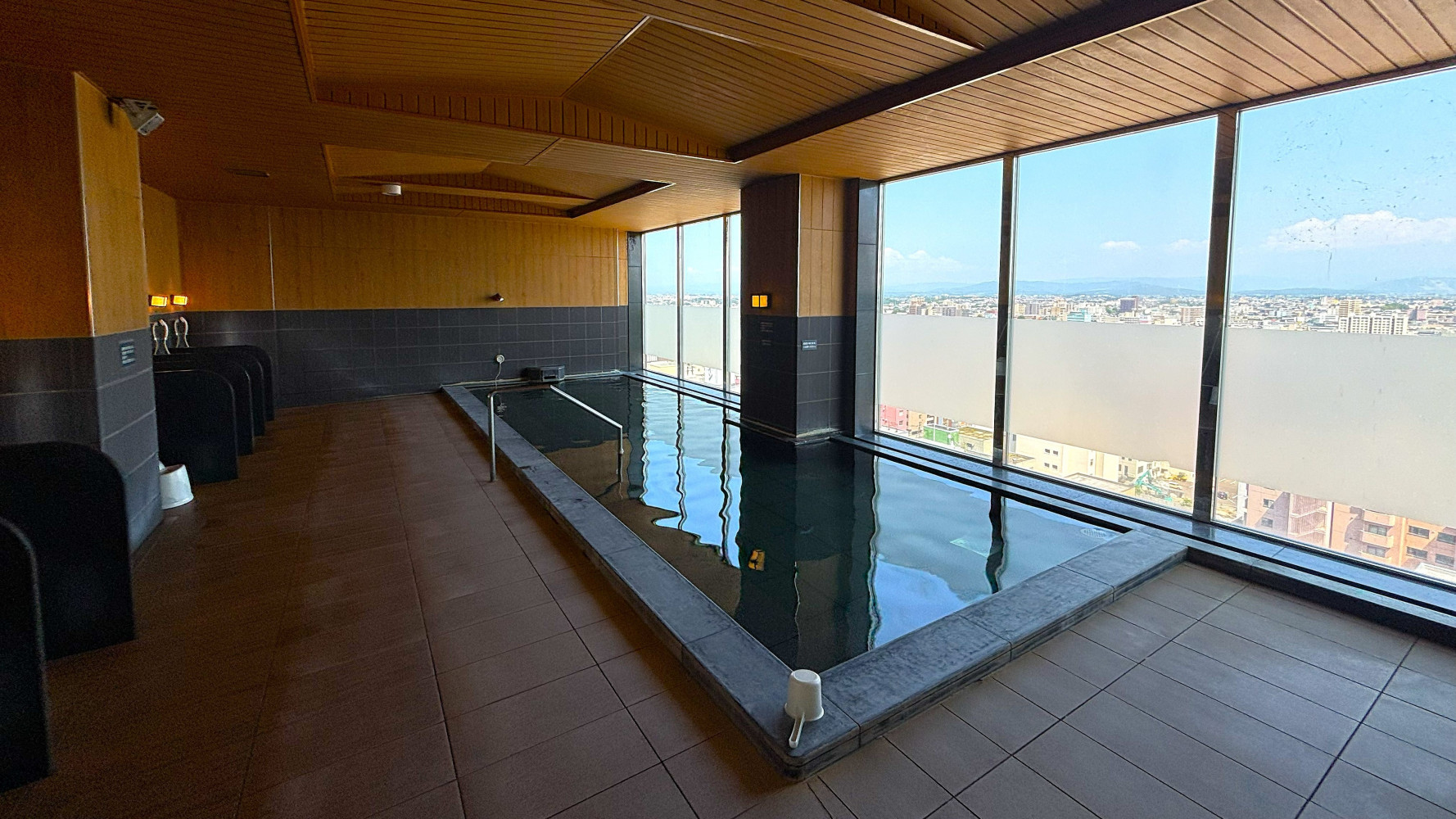ホテルルートインGrand旭川駅前 — 旭川駅北口徒歩2分 · 17階の天人峡天然温泉「旅人の湯」と旭川市街を望む大浴場