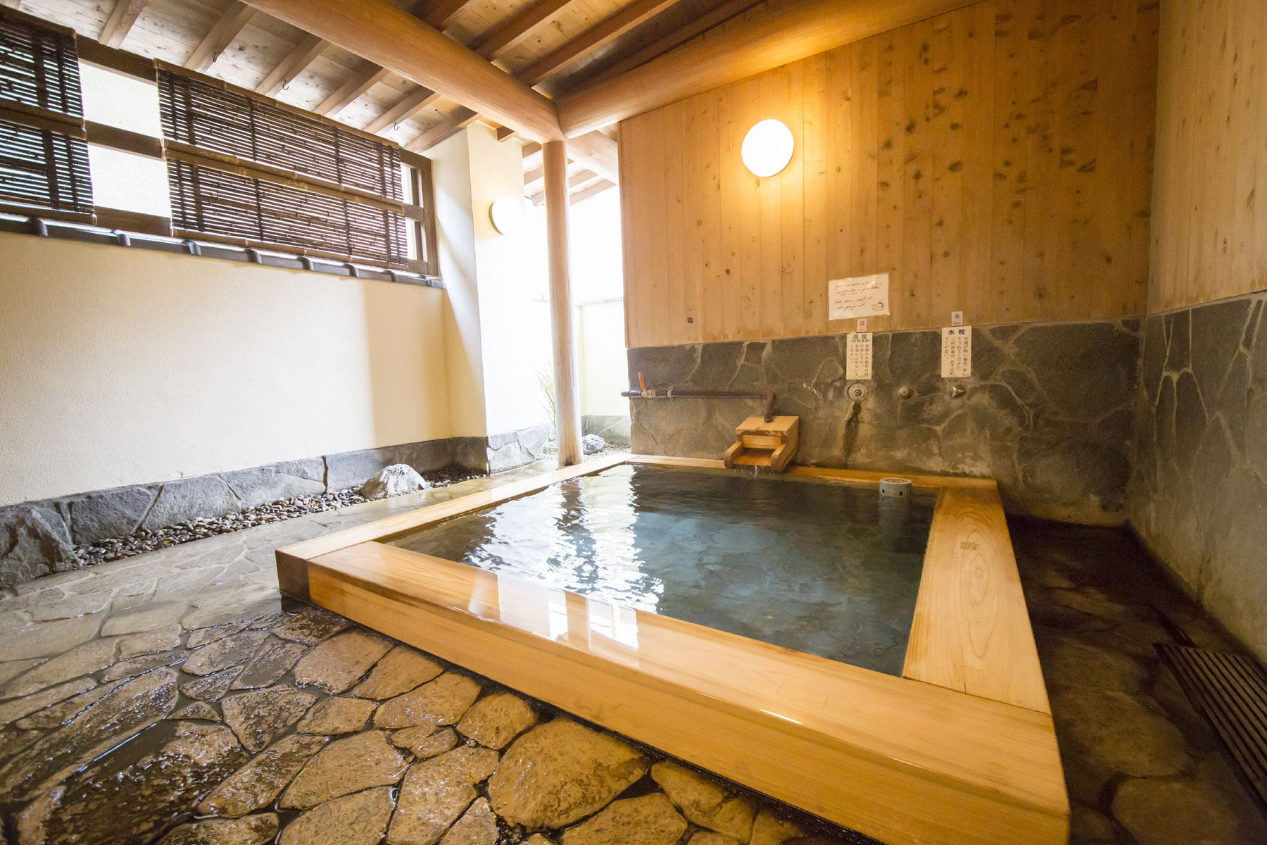 べっぷ 野上本館 — 大分・別府市北浜 · 自家源泉かけ流しの貸切湯、檜縁と石張りの浴室
