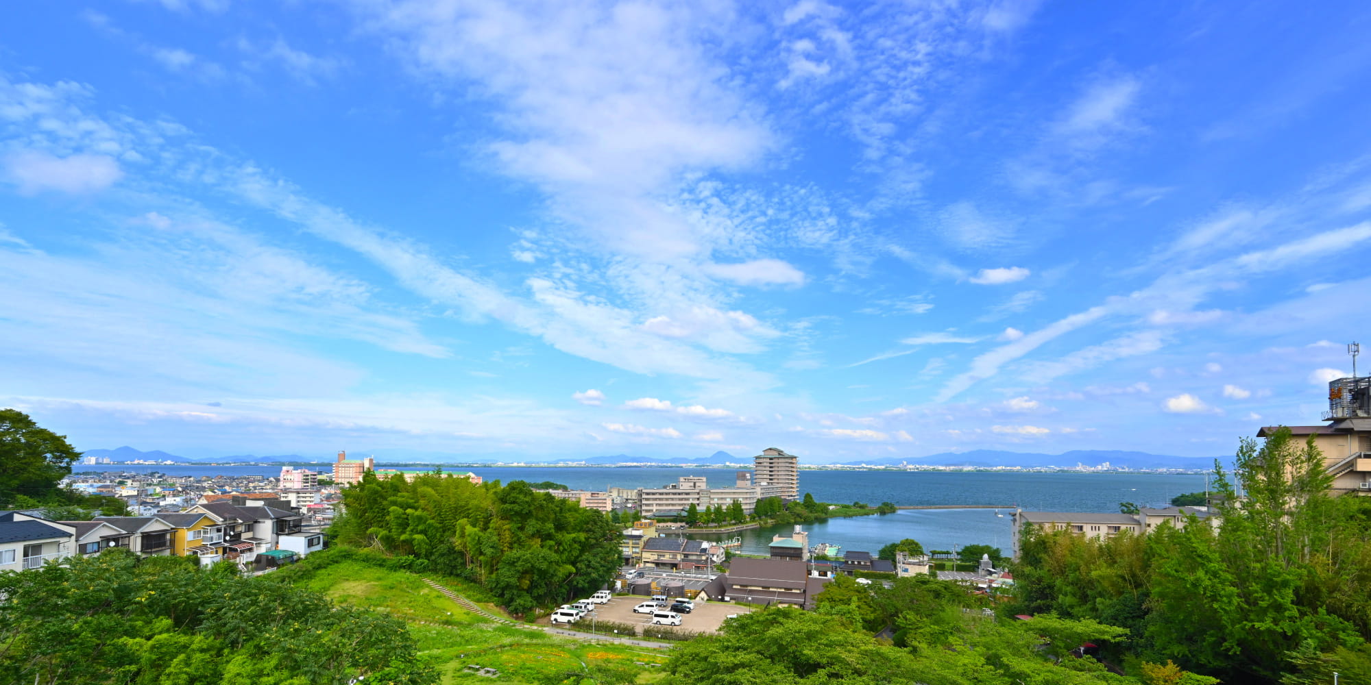 びわ湖花街道 — 大津市雄琴・おごと温泉 · 高台の客室から望む琵琶湖と対岸の湖東