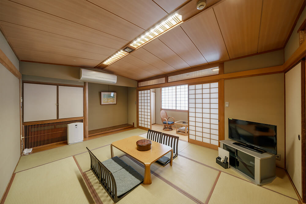 シティホテル安藤 — 山口・岩国駅西口 · 和室と座卓のある客室