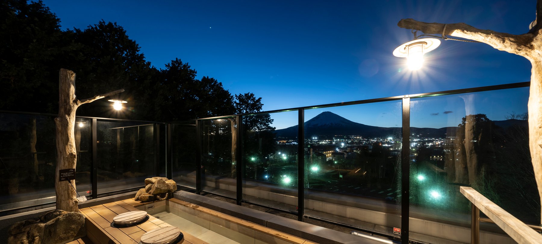 天然温泉 富士桜の湯 ドーミーインEXPRESS富士山御殿場 — 夕暮れの半露天風呂から望む富士と御殿場の灯り