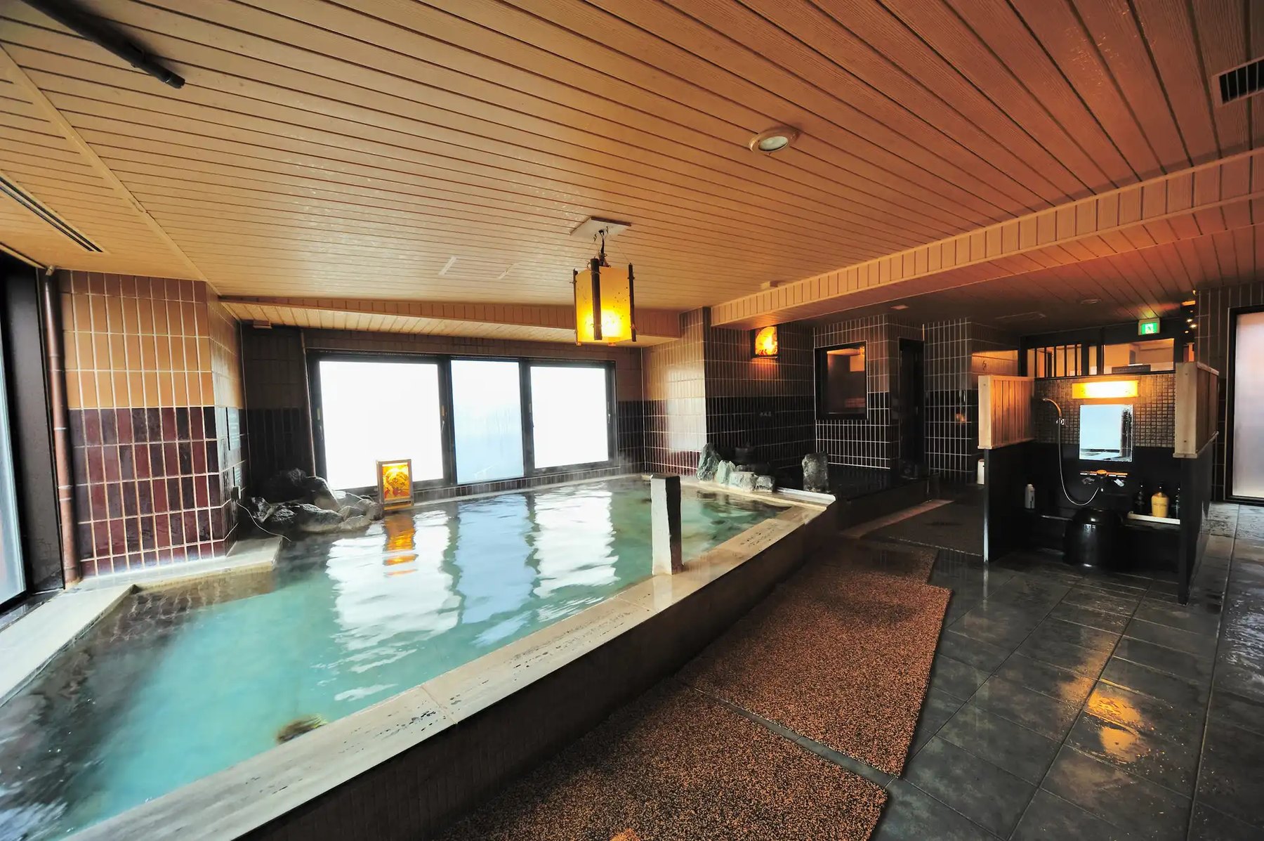 天然温泉 岩木桜の湯 ドーミーイン弘前 — 弘前市本町 · 最上階10階の男女別天然温泉大浴場「岩木桜の湯」