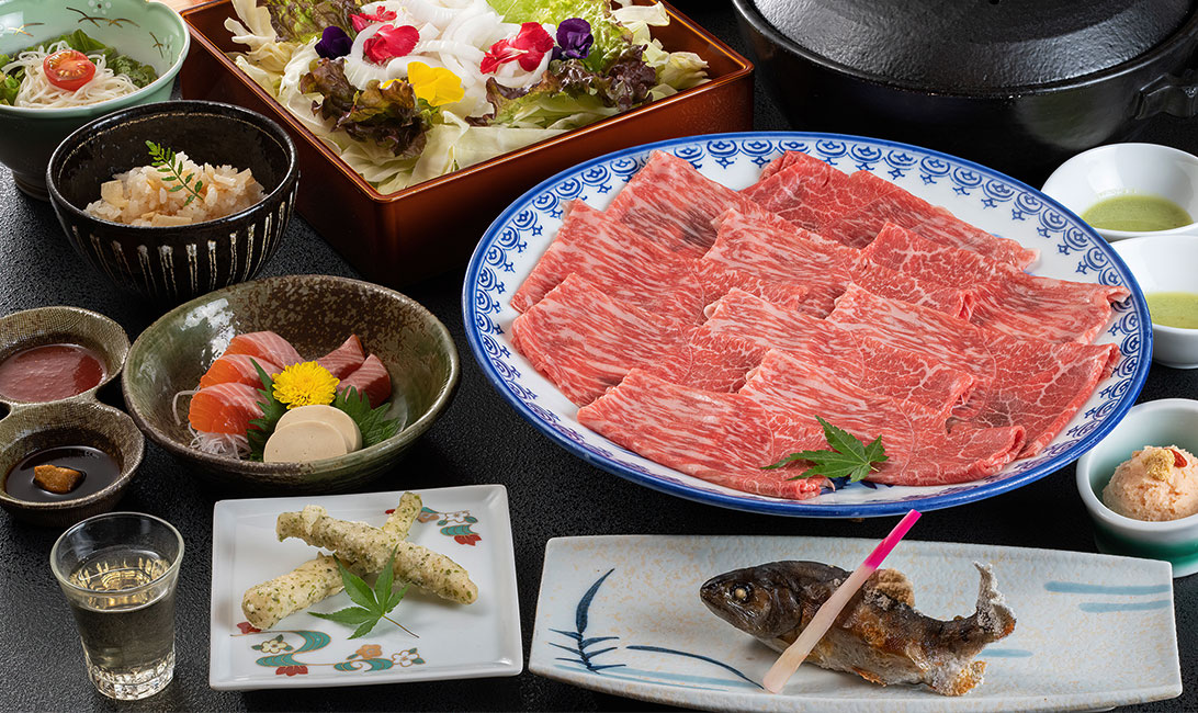 はづ別館 — 奥三河の食材を使った会席料理の一例、地のものを中心に構成される夕食