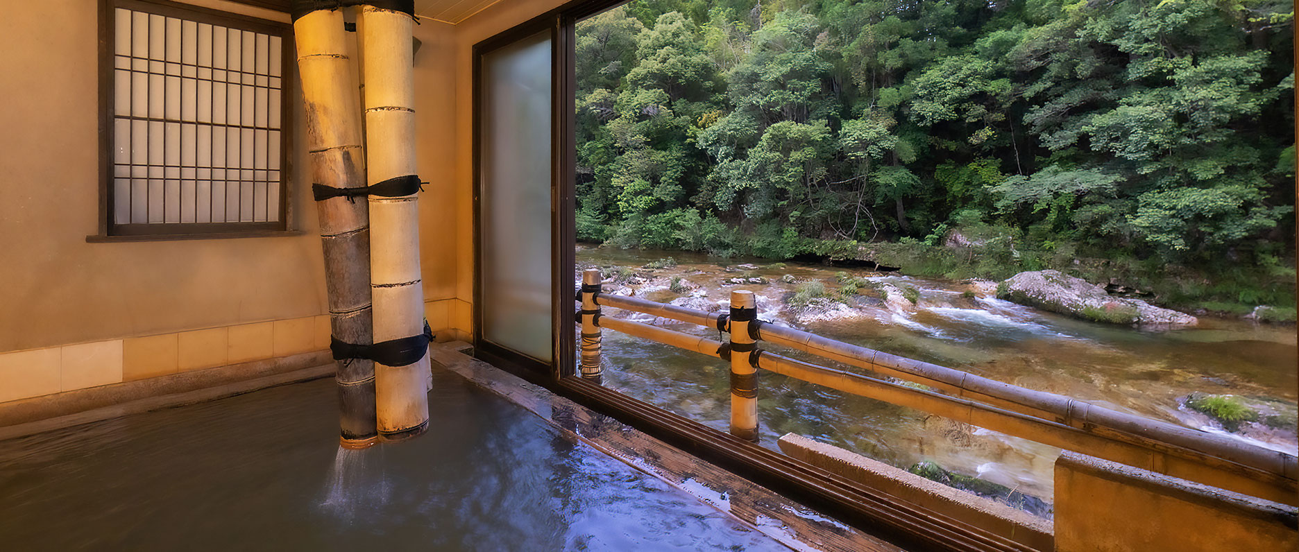 はづ別館 — 愛知・新城市 湯谷温泉 · 宇連川の渓流に面した源泉かけ流しの内湯と竹の湯口