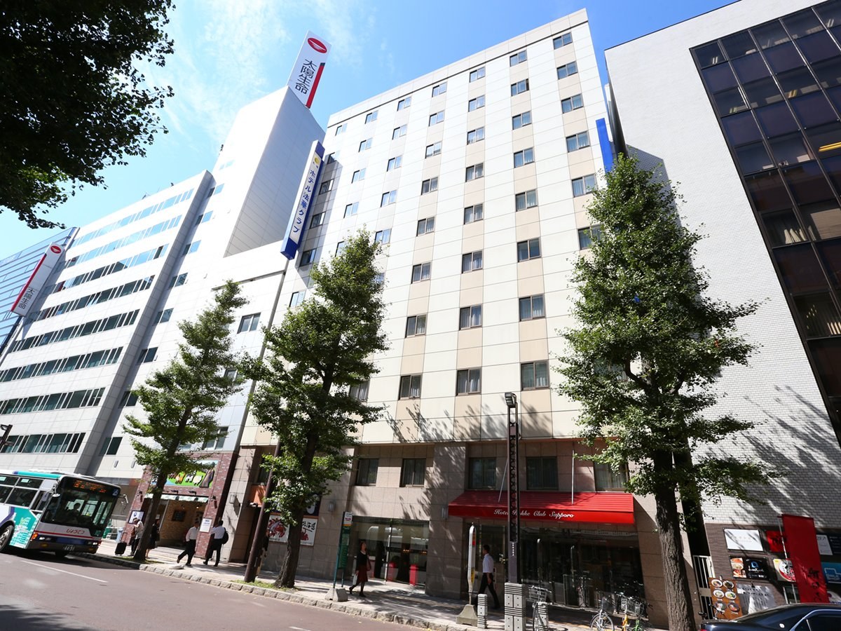 ホテル法華クラブ札幌 — 札幌市中央区北2条西3 · 赤いひさしが目印の外観、札幌駅南口から徒歩5分の街区