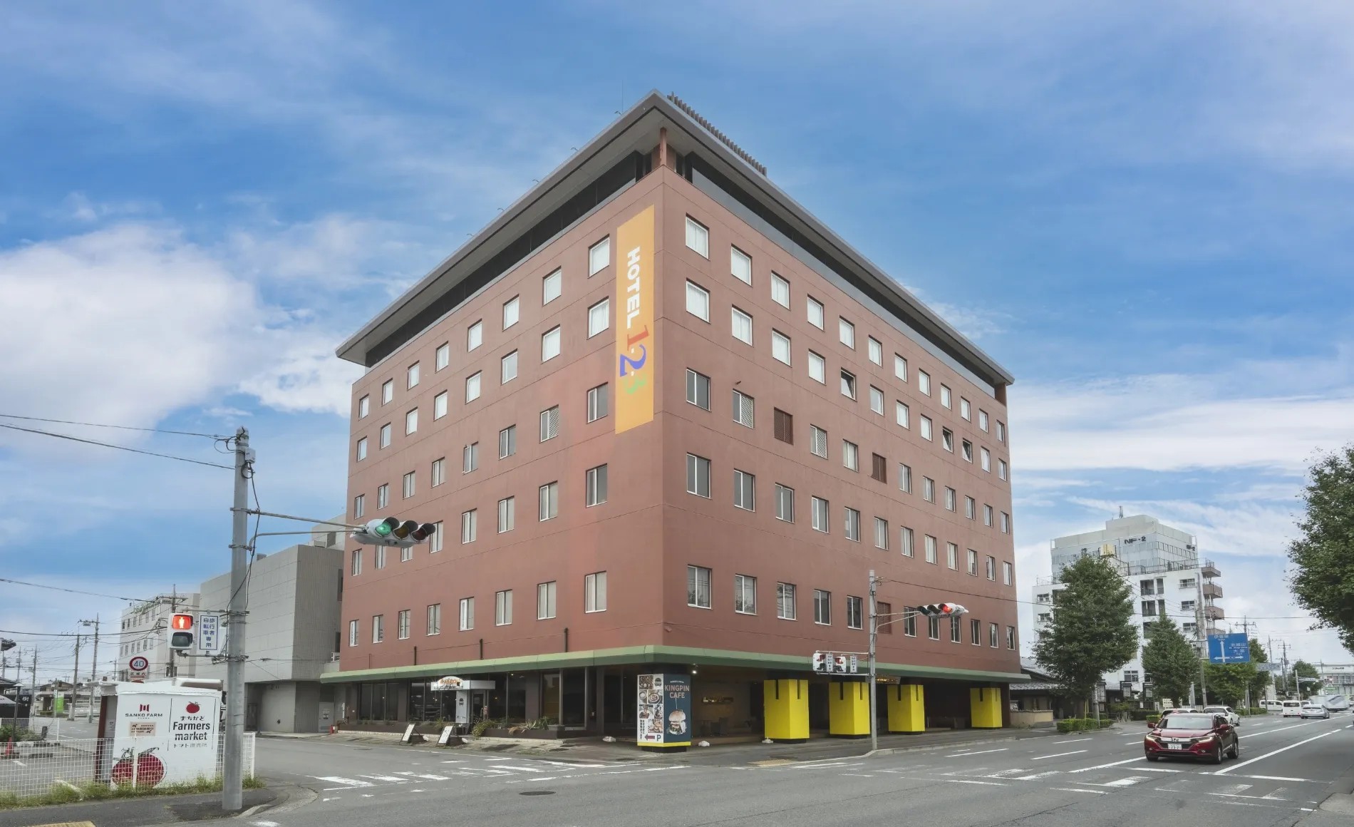 HOTEL1-2-3 前橋マーキュリー — 前橋市大友町 · 交差点角に立つ7階建てロードサイド型ホテルの外観