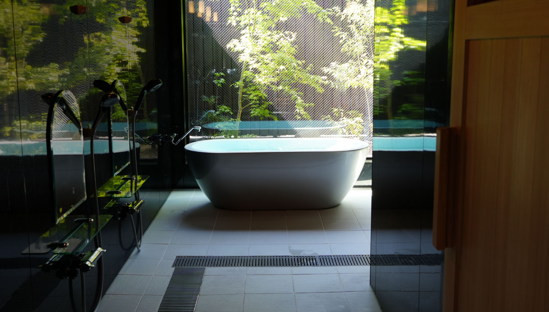 HOTEL ONLYONE — 愛媛県内子町 · 坪庭に面したバスルーム