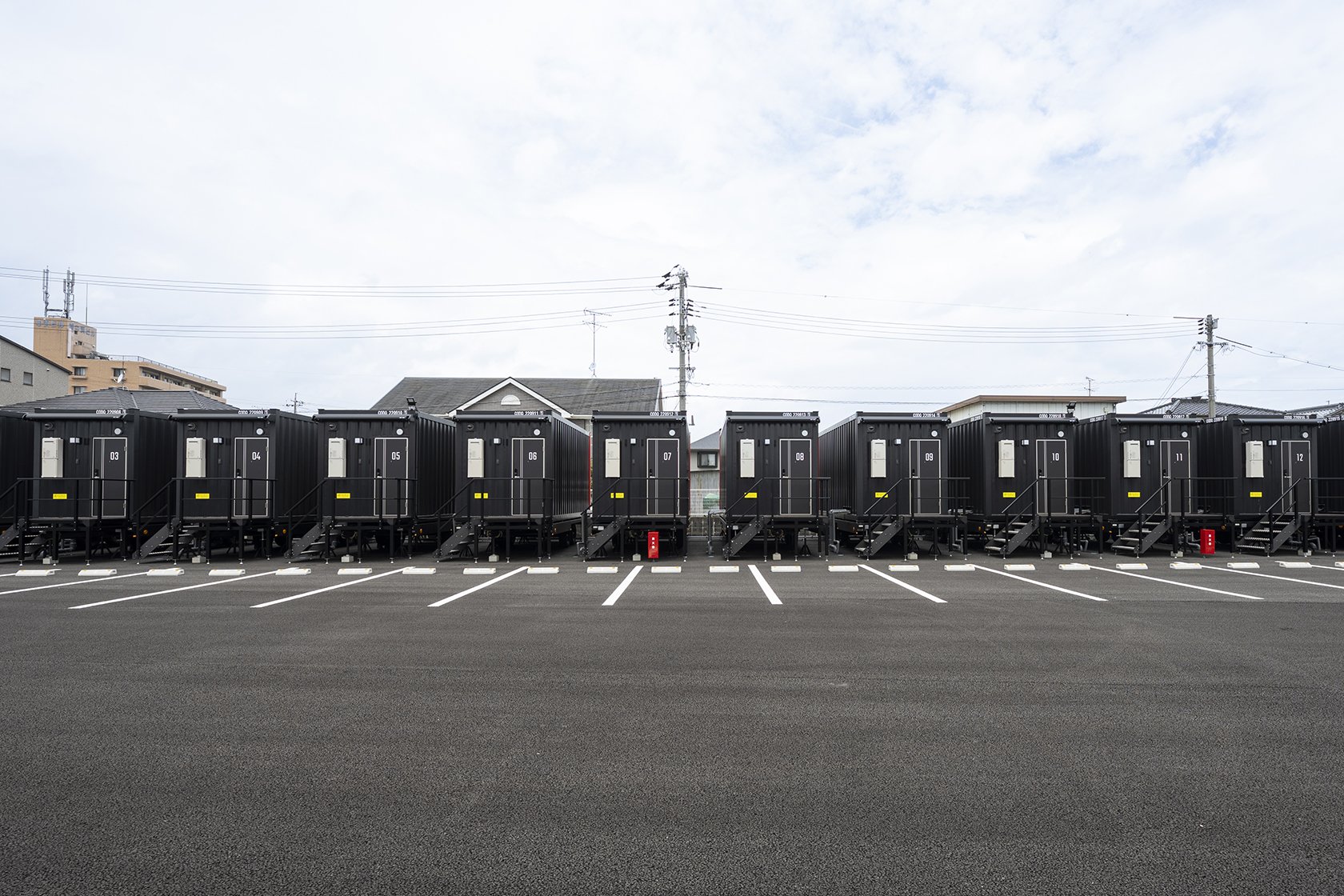 HOTEL R9 The Yard 岩国 — 山口・岩国市旭町 · 客室前に駐車できる独立棟が並ぶ外観