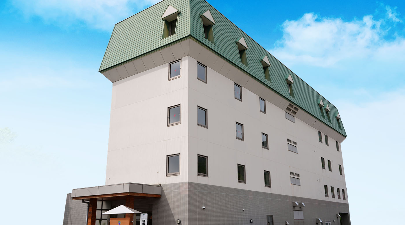 ホテルサンマモルむつ — 青森県むつ市大湊新町 · JR大湊駅に隣接する緑屋根のホテル外観
