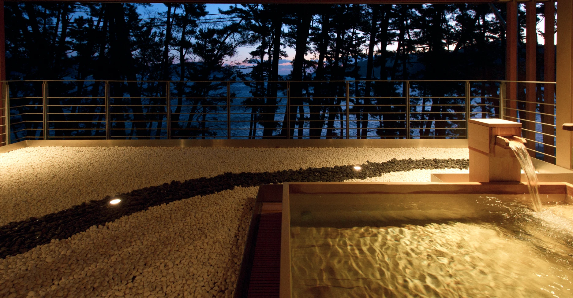 浜べの料理宿 宝来館 — 岩手県釜石市・根浜海岸 · 松林越しに大槌湾を望む露天風呂