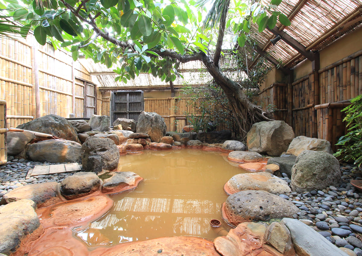奥壱岐の千年湯 平山旅館 — 長崎県壱岐市勝本町湯ノ本温泉 · 鉄分の酸化で赤褐色に濁る源泉かけ流しの露天風呂