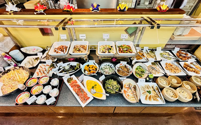 岩国シティビューホテル — 山口・岩国駅西口 · 和洋を並べた朝食ビュッフェの料理台