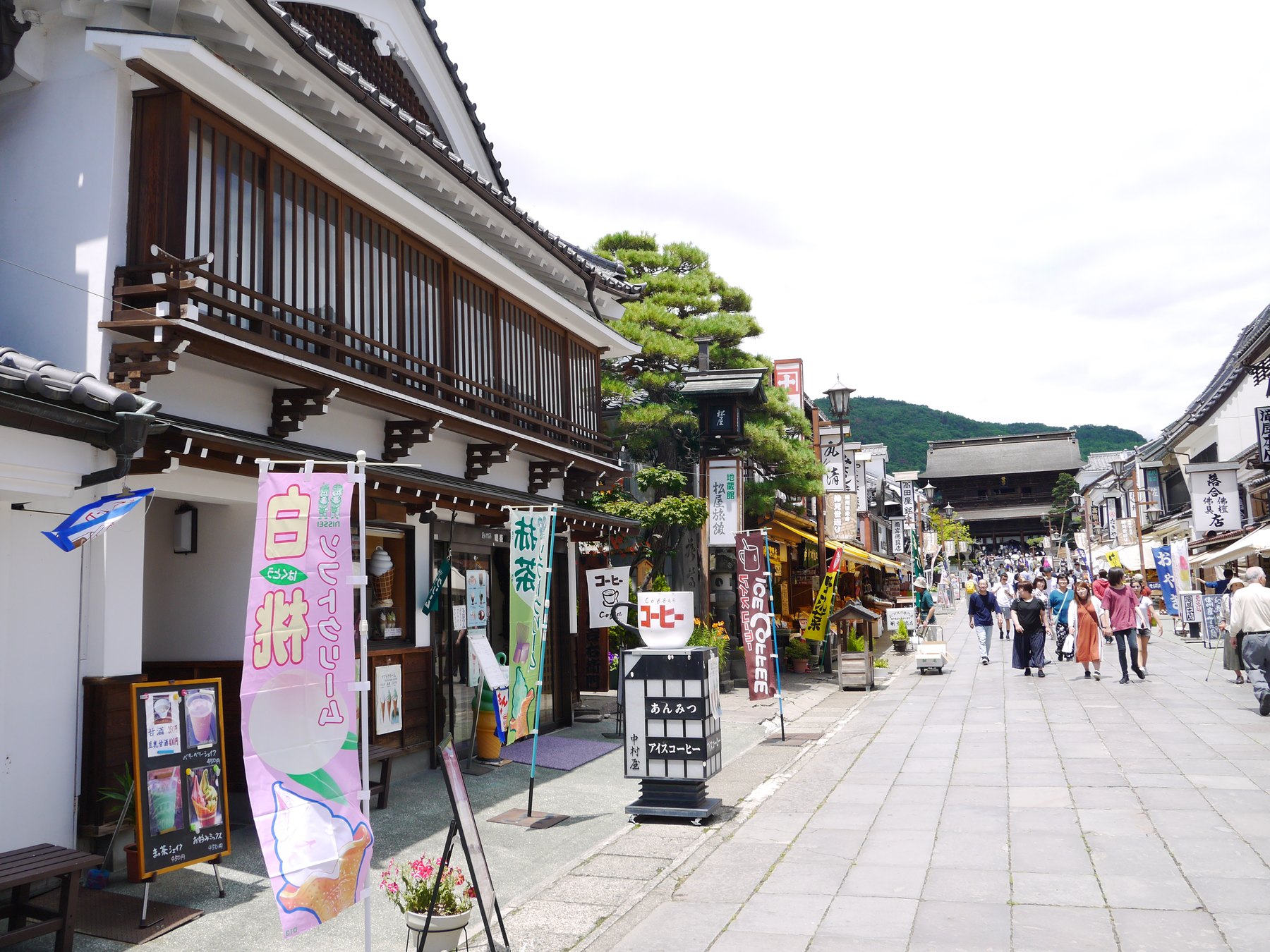 地蔵館 松屋旅館 — 長野・善光寺仲見世通り · 石畳の参道に面して立ち、突き当たりに善光寺山門を望む門前の旅館
