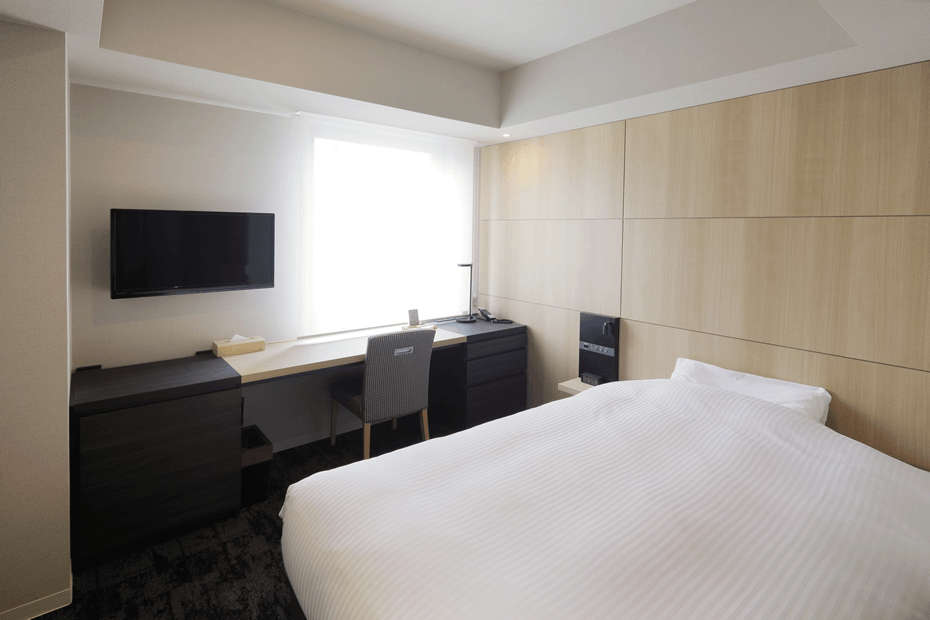 JRイン札幌北2条 — 札幌市中央区北2条西2 · デスクとベッドを備えたシングルルーム、木目基調の内装
