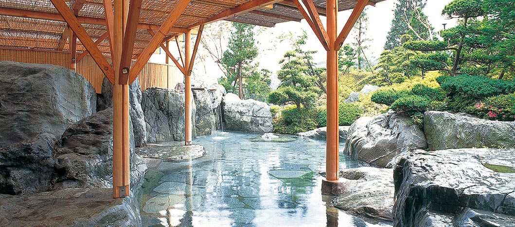 ユルイの宿 恵山 — 長野県阿智村・昼神温泉 · 阿知川沿いに広がる岩組の露天風呂