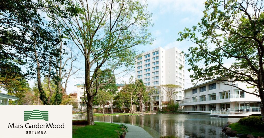 マースガーデンウッド御殿場 — 御殿場市東田中・庭園と本館外観、天然温泉を備えた61室のリゾートホテル