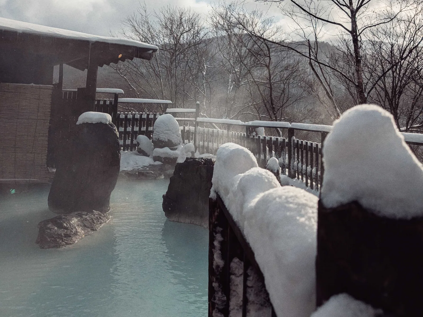 松川温泉 峡雲荘 — 岩手県八幡平市・松川温泉 · 雪に埋もれた露天風呂と源泉かけ流しの乳白色硫黄泉