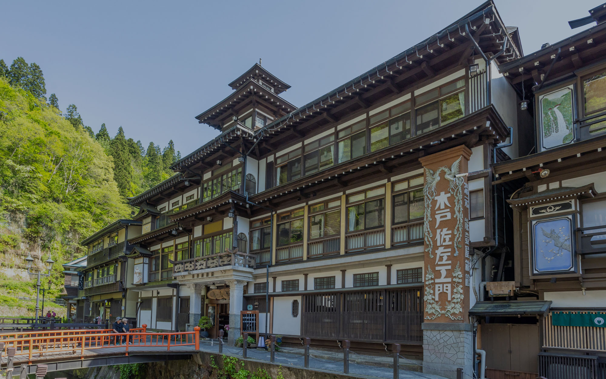 能登屋旅館 — 尾花沢市銀山新畑 · 望楼を頂く木造三階建てと鏝絵の看板