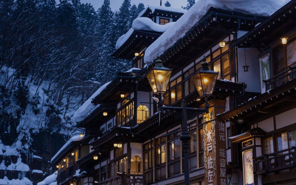 能登屋旅館 — 山形・銀山温泉 · 雪の夜、ガス灯に浮かぶ大正期の木造三層