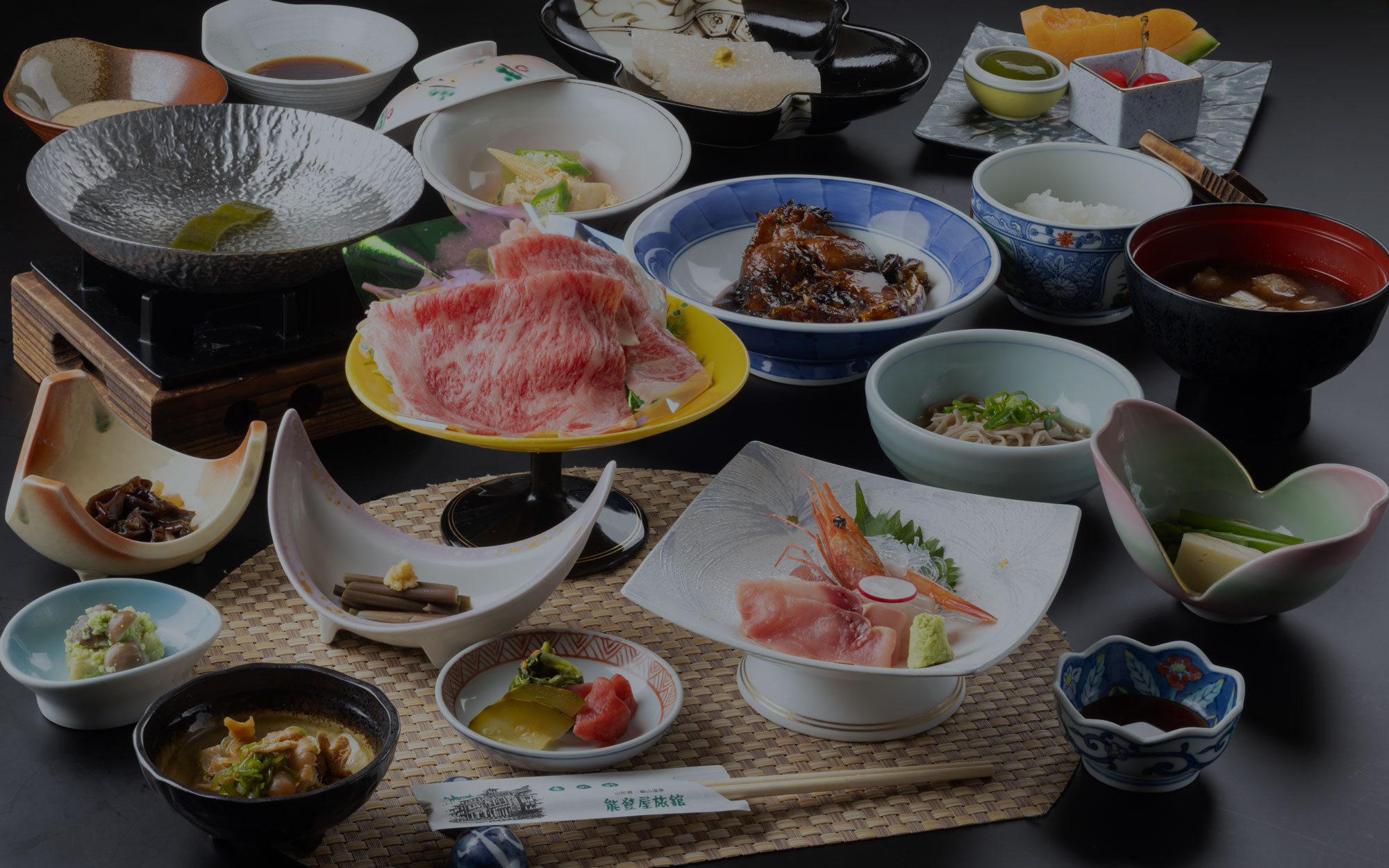 能登屋旅館 — 夕食 · 尾花沢牛や地の食材を用いた会席の一例