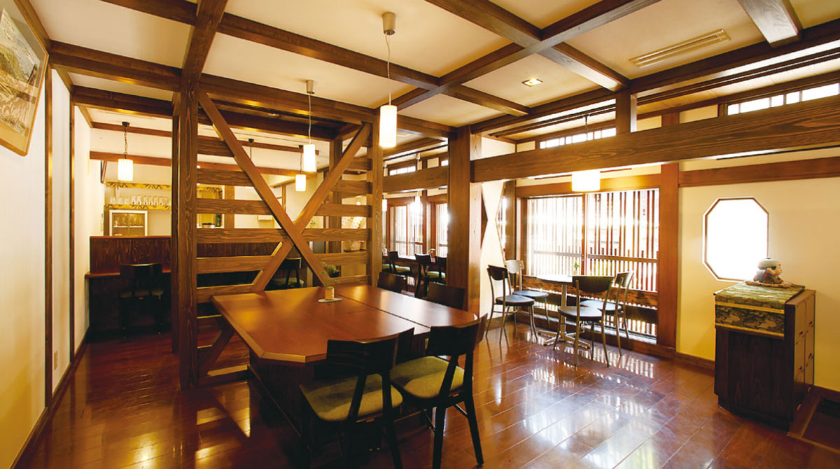能登屋旅館 — 館内 · 木組みが露わな宿泊者専用の休憩空間