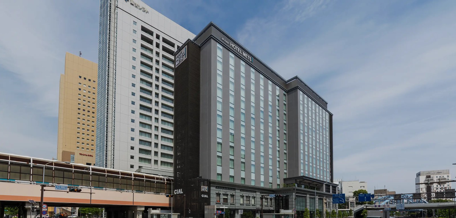 JR東日本ホテルメッツ プレミア 横浜桜木町 — 横浜市中区桜木町 · JR桜木町駅新南口から徒歩1分に建つ駅前ホテルの外観