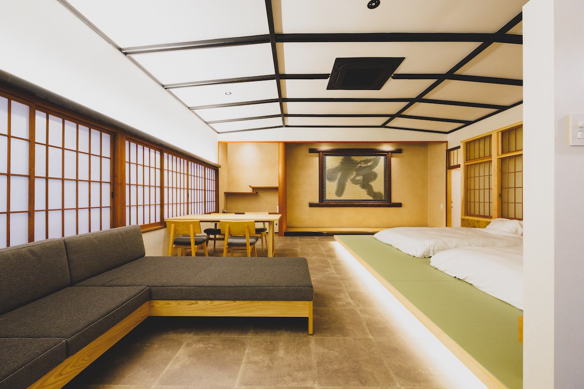 旅館ますや — 島根県大田市温泉津町 · 明治43年創業の木造3階建て料理宿、格天井と畳の小上がりを備えた和洋室