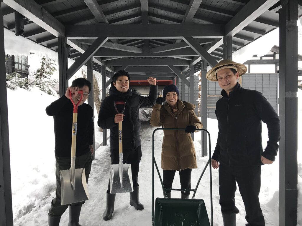 なぜ2027年の冬、旅人は『雪かき・薪割り・かんじき』を滞在の目的に選び始めたのか — 雪国の暮らし仕事を一泊に組み込む中規模の宿という考え方