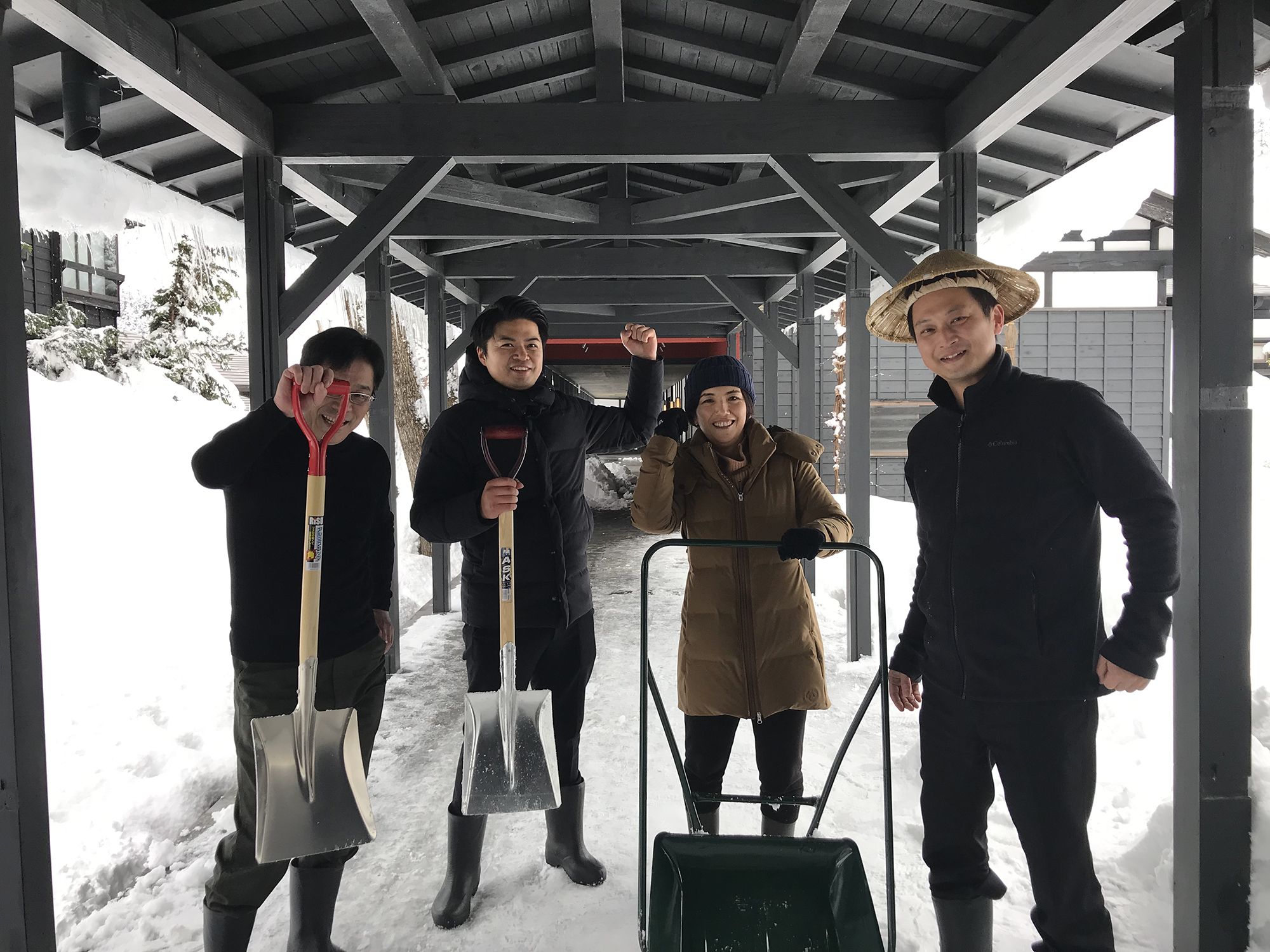 ryugon — 新潟県南魚沼市坂戸 · 雁木に着想を得た外廊下の下で、雪かき道具を手にした参加者たち
