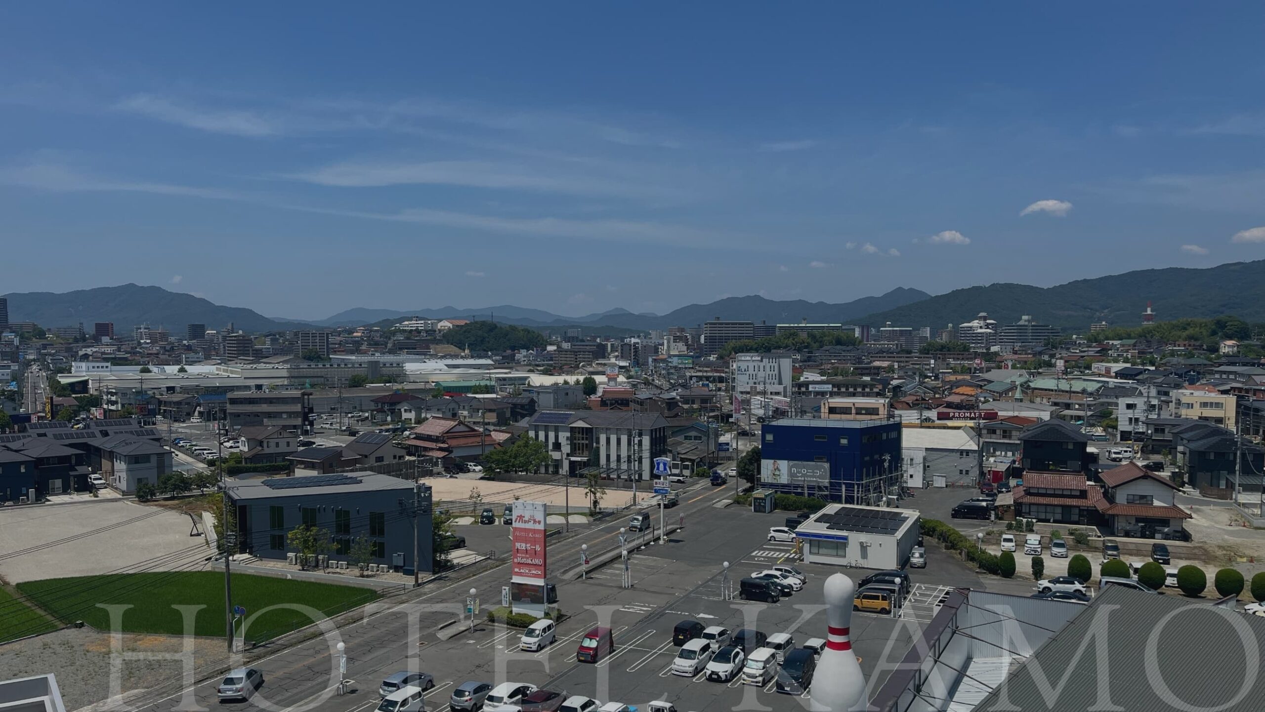 HOTEL KAMO — 東広島市西条町御薗宇 · 上層階から望む東広島の市街地と背後の山並み、天然温泉を備える124室