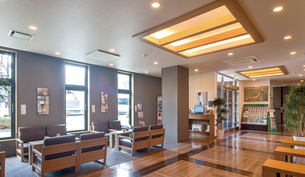 ホテルルートイン東広島西条駅前 — 東広島市西条本町 · 木質天井と自然光の入るロビーラウンジ、大浴場を備える218室