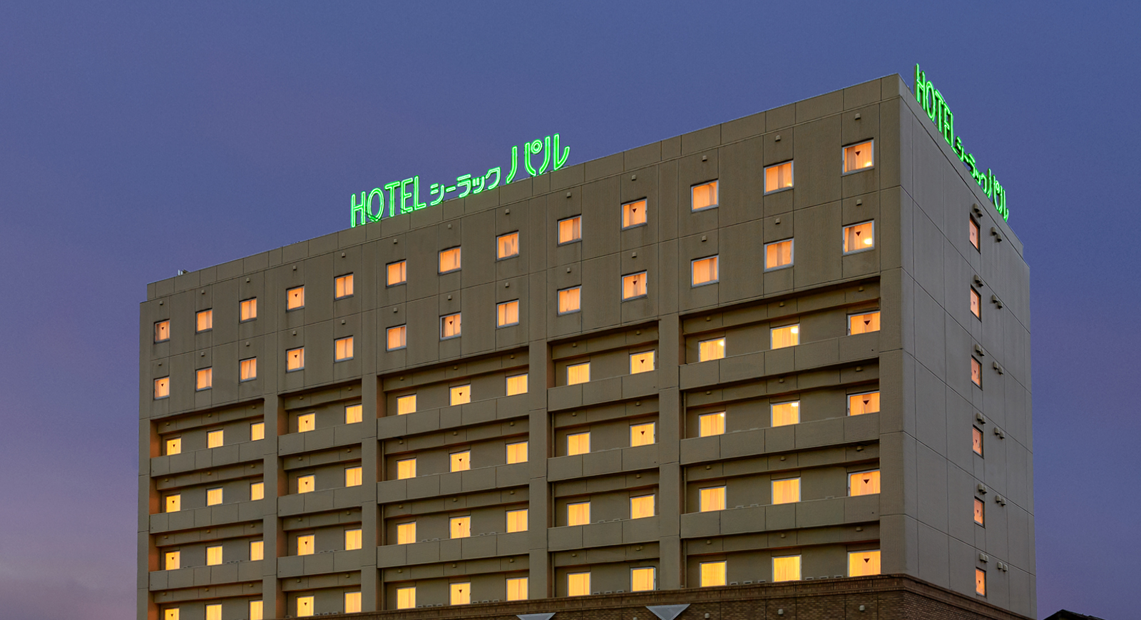 ホテルシーラックパル高崎 — 高崎市浜尻町 · 夕暮れに客室の灯りが並ぶ国道17号沿いの外観