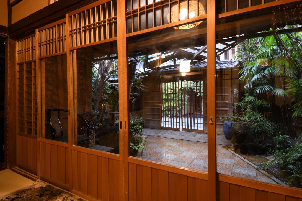 晴鴨楼 — 京都・東山問屋町通 · ガラス戸で囲われた廊下から見る坪庭