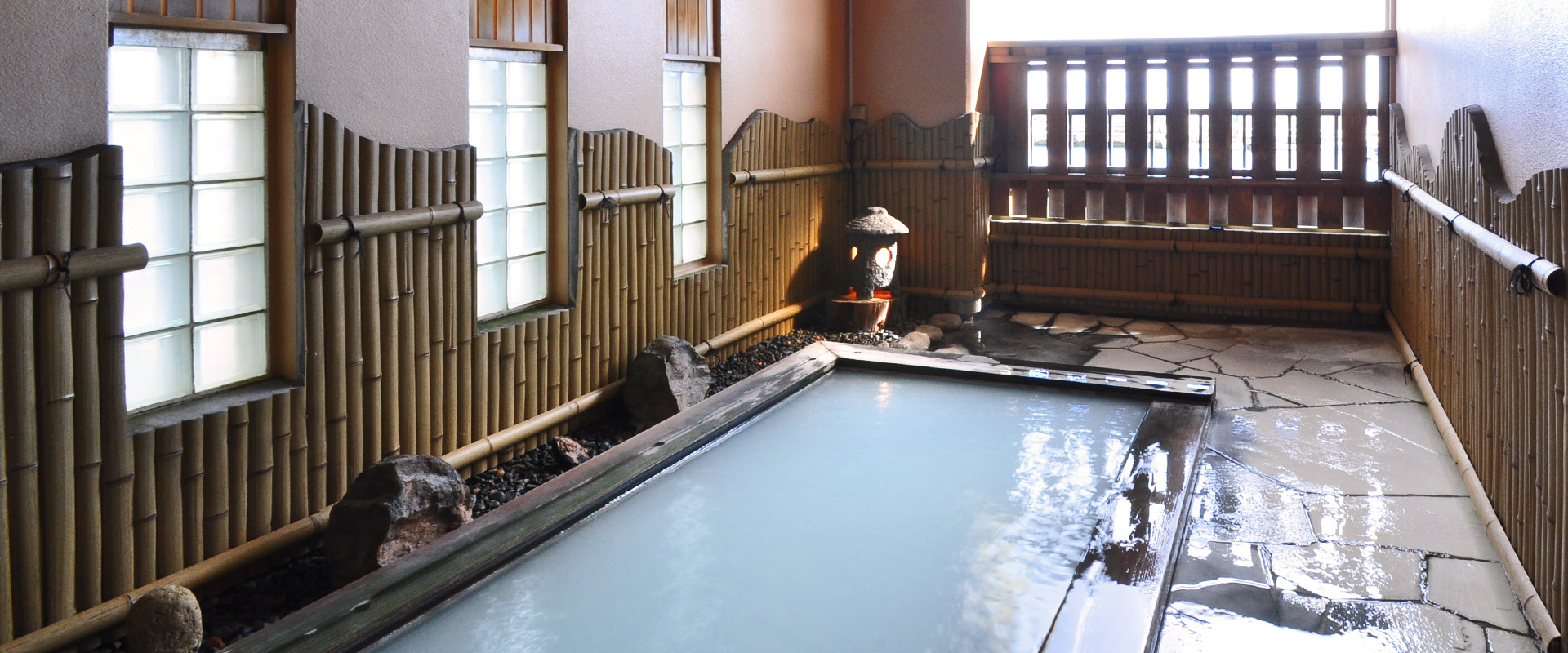 下風呂観光ホテル 三浦屋 — 青森県下北郡風間浦村下風呂 · 竹垣に囲まれた露天風呂、青みを帯びた下風呂の湯