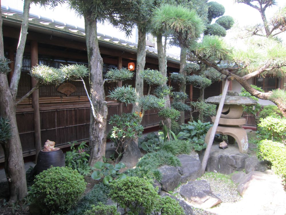 料理旅館 大正楼 — 奈良県桜井市三輪 · 大正元年創業、客室を取り囲む中庭と回廊、石灯籠のある庭園