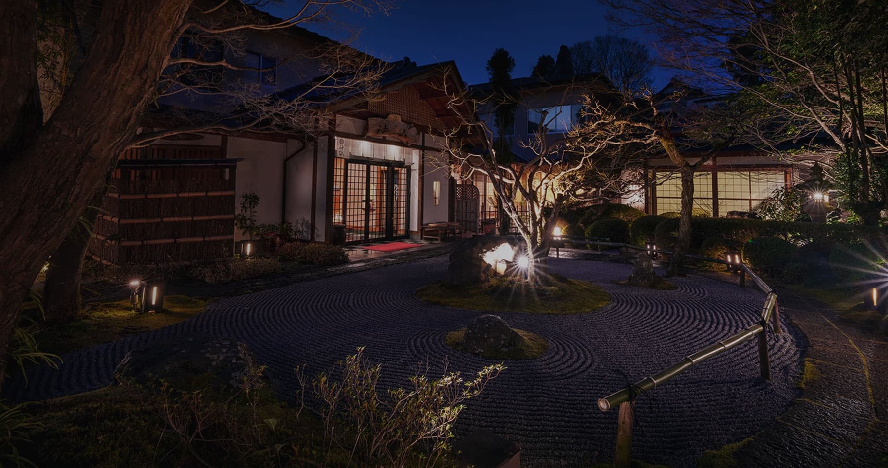 高千穂 旅館 神仙 — 宮崎・高千穂町三田井 · 枯山水を配した日本庭園と、夜に灯る純和風の館