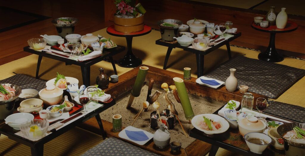 なぜ2027年の冬、中規模旅館は『囲炉裏を囲む夕食』を一泊の主役に戻し始めたのか — 部屋食でも大広間でもない、火を囲む共食という設計思想