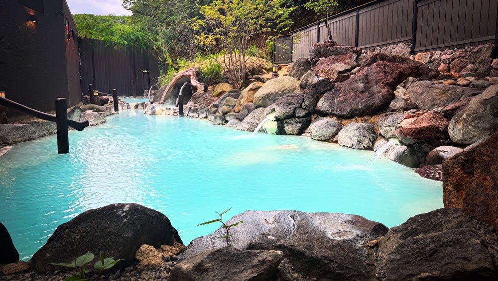 安達屋旅館 — 福島市高湯温泉 · 山肌に沿って伸びる露天風呂と白濁した源泉