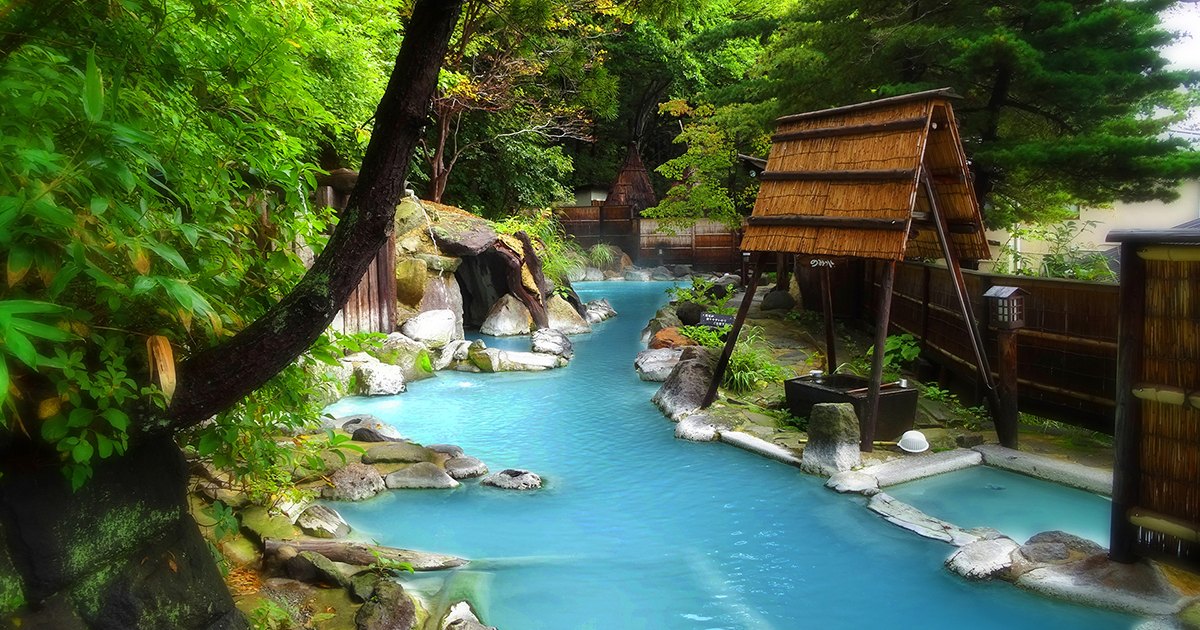 安達屋旅館 — 福島市高湯温泉 · 渓流状に長く伸びる大露天風呂「大気の湯」と乳白色の酸性硫黄泉
