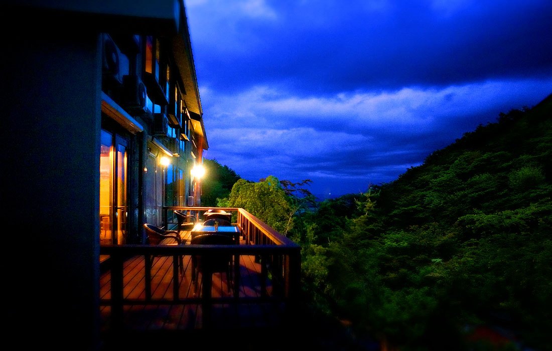 旅館ひげの家 — 福島市高湯温泉 · 全10室、山あいの谷に向かって灯りをともす夕暮れのテラス